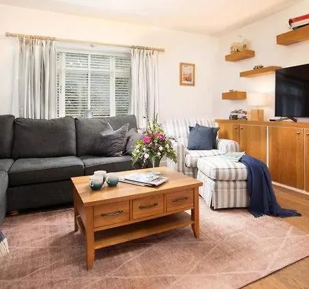 Approach House - 30 Steps From - Luxury House - Kids Slide And Chill-out - Amazing Location - Garden Filey