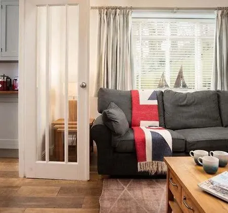 Approach House - 30 Steps From - Luxury House - Kids Slide And Chill-out - Amazing Location - Garden * Filey