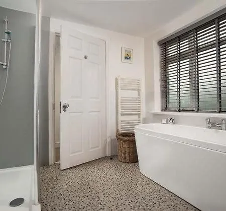 Approach House - 30 Steps From - Luxury House - Kids Slide And Chill-out - Amazing Location - Garden Casa de Férias *