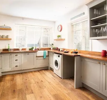 Approach House - 30 Steps From - Luxury House - Kids Slide And Chill-out - Amazing Location - Garden * Filey