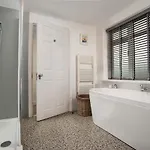 Approach House - 30 Steps From - Luxury House - Kids Slide And Chill-out - Amazing Location - Garden 度假居 *