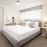 Approach House - 30 Steps From - Luxury House - Kids Slide And Chill-out - Amazing Location - Garden 度假居 法利